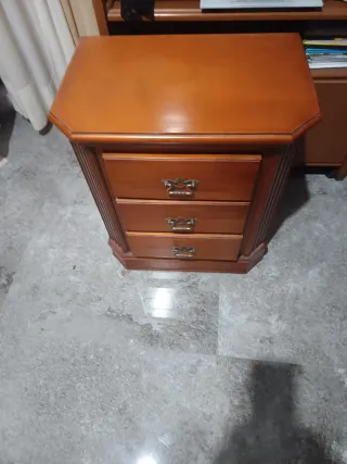 Todo 60 euros, mesita de noche, espejo y mesa baja
