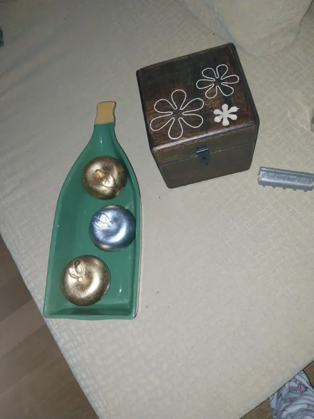 Decoración Botella con Bolas Metálicas