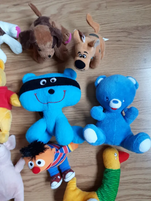 Lote 9 peluches: Pooh, Scooby Doo, Pato...