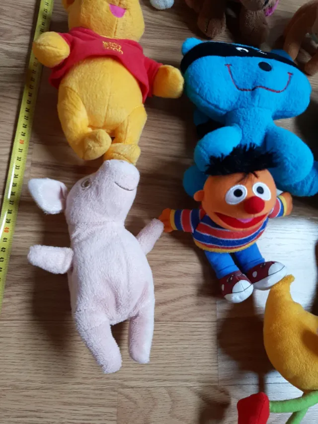 Lote 9 peluches: Pooh, Scooby Doo, Pato...