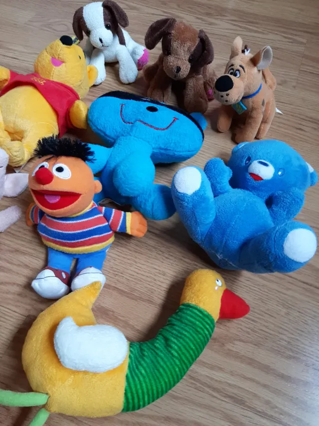 Lote 9 peluches: Pooh, Scooby Doo, Pato...