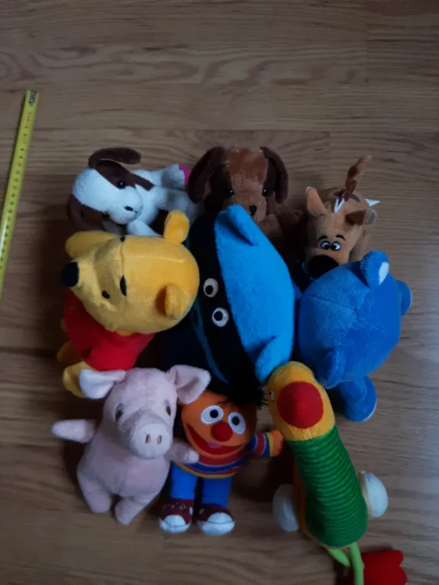 Lote 9 peluches: Pooh, Scooby Doo, Pato...