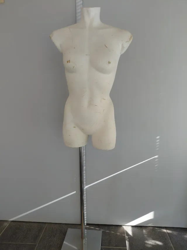 Torso di manichino donna bianco