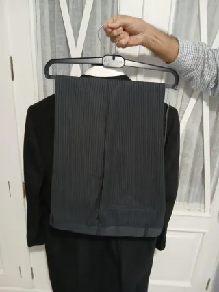 Traje de chaque negro y chaleco celeste