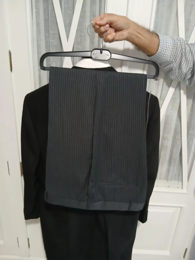 Traje de chaque negro y chaleco celeste