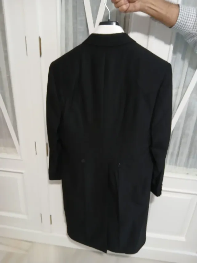 Traje de chaque negro y chaleco celeste