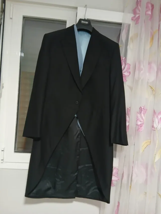 Traje de chaque negro y chaleco celeste