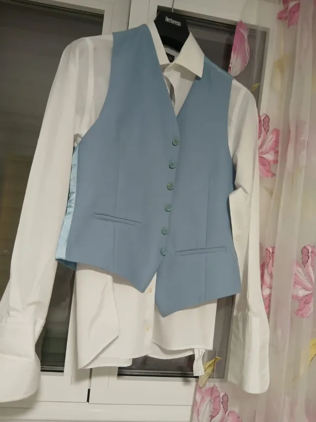 Traje de chaque negro y chaleco celeste