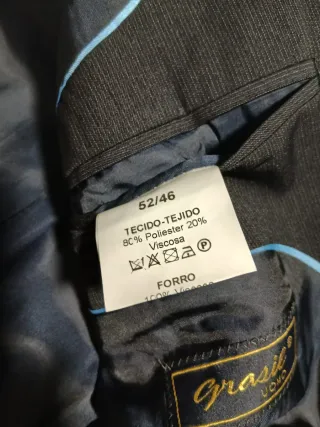 Traje de chaque negro y chaleco celeste