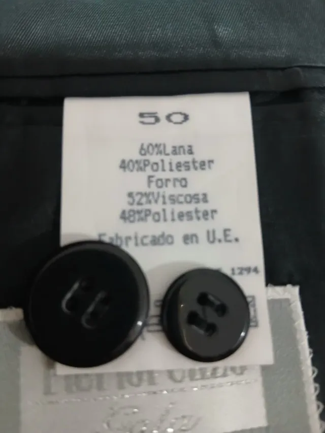 Traje de chaque negro y chaleco celeste