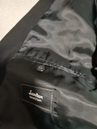 Traje de chaque negro y chaleco celeste