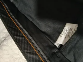 Traje de chaque negro y chaleco celeste