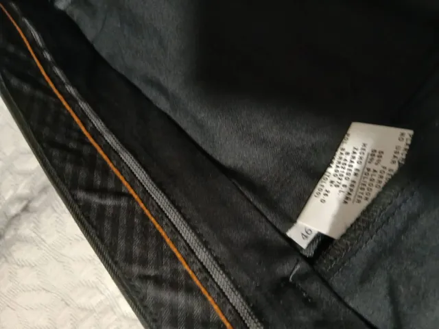 Traje de chaque negro y chaleco celeste