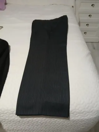 Traje de chaque negro y chaleco celeste