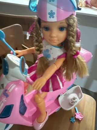 Nancy con moto y casco rosa