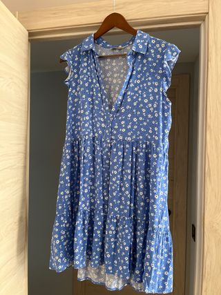 Vestido de verano azul con flores blancas
