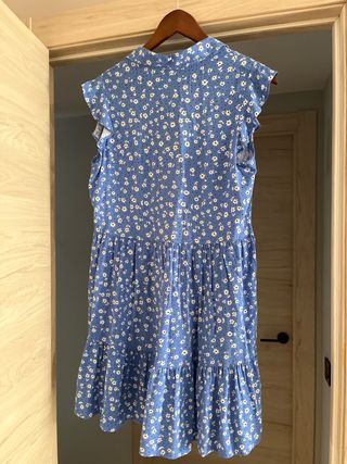 Vestido de verano azul con flores blancas