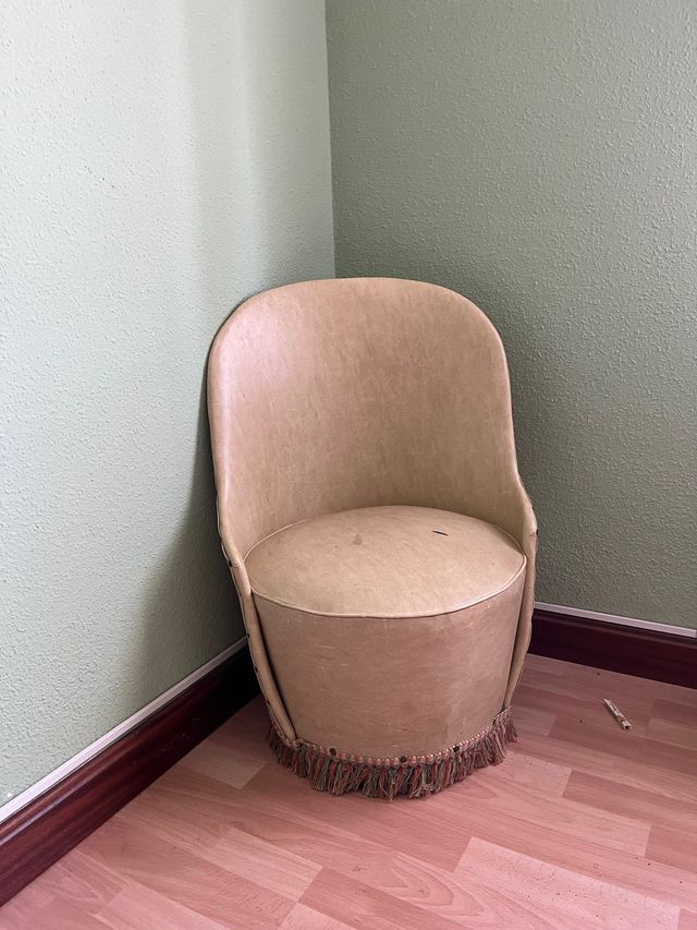 Sillón tapizado beige con flecos