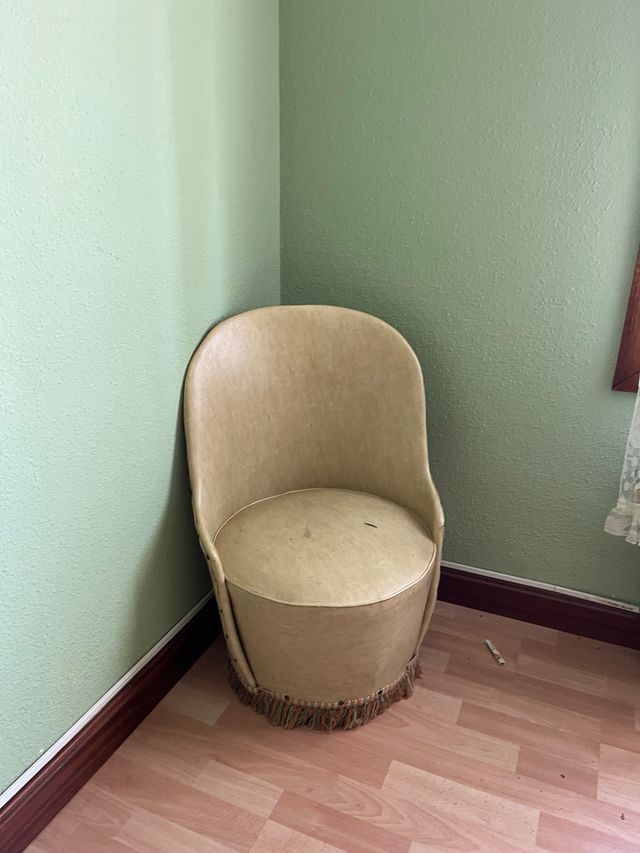 Sillón tapizado beige con flecos