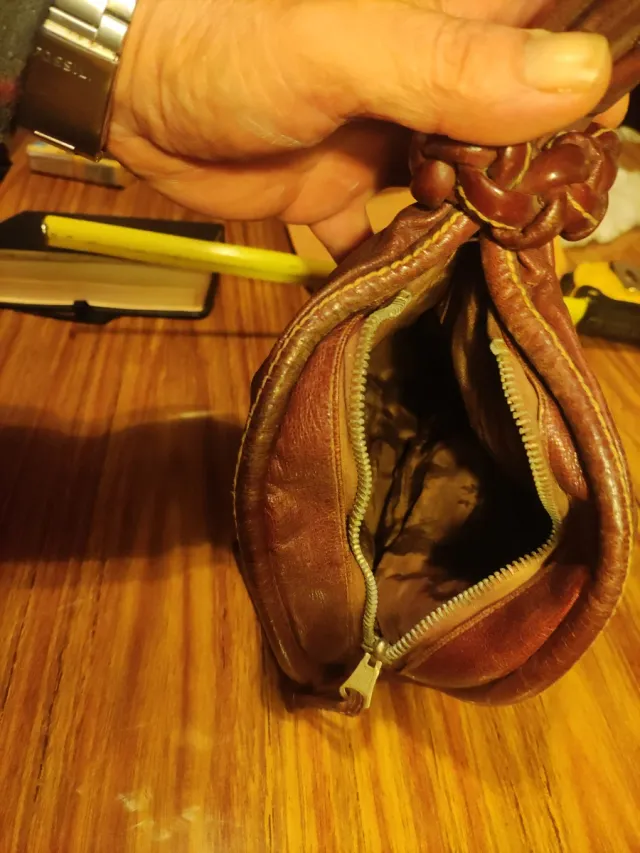 Bolso antiguo de cuero marrón