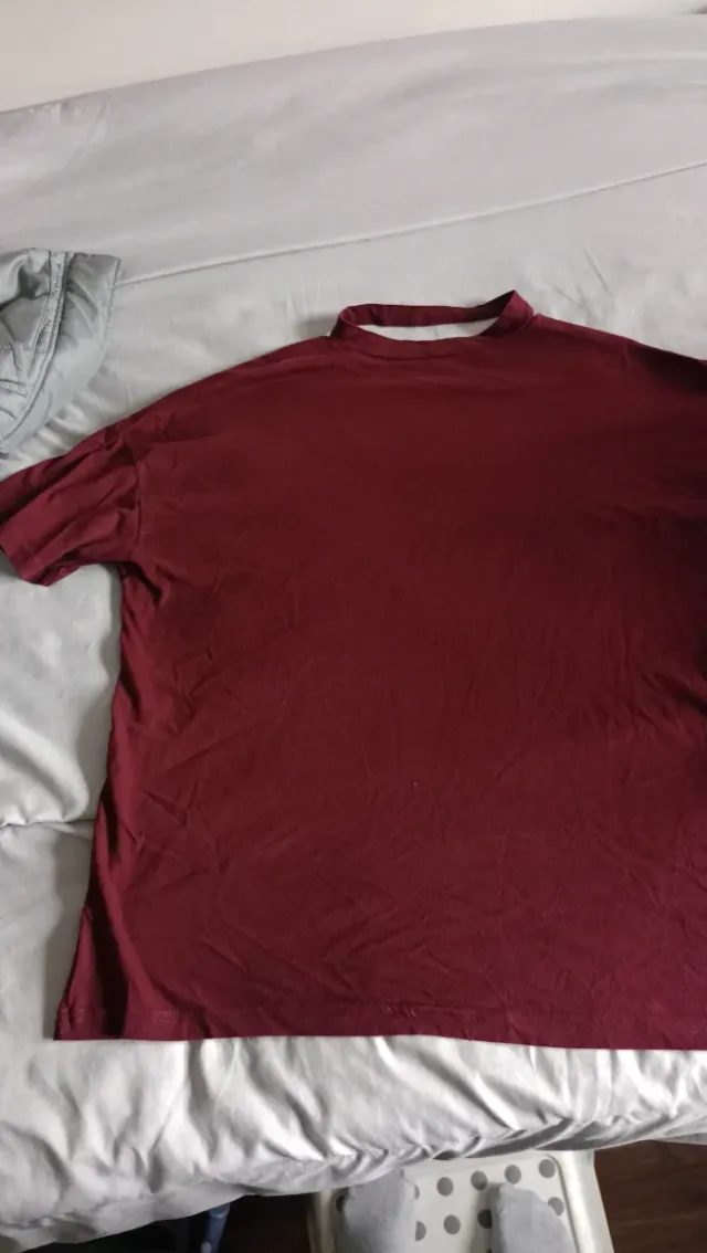 Camiseta Pull&Bear cuello pico S granate