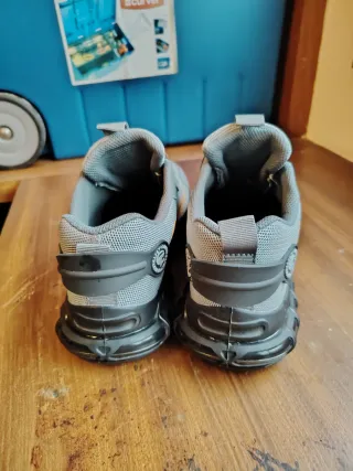 Zapatos de seguridad grises y naranjas