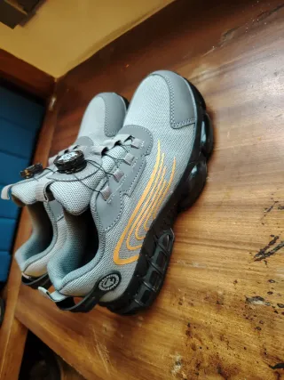 Zapatos de seguridad grises y naranjas