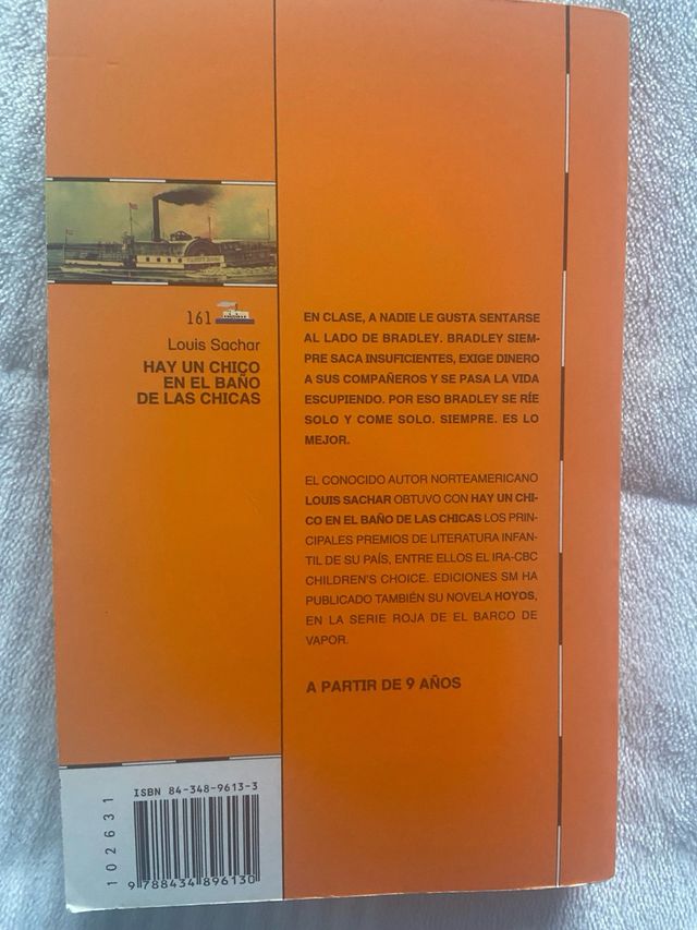 Hay un chico en el baño de las chicas (Spanish ...