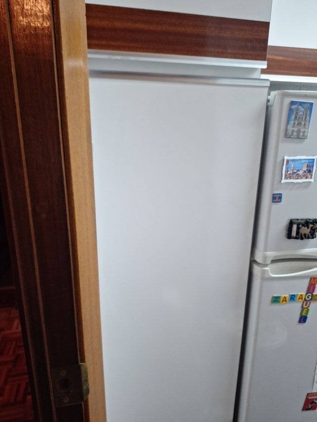 Muebles de cocina blancos y madera