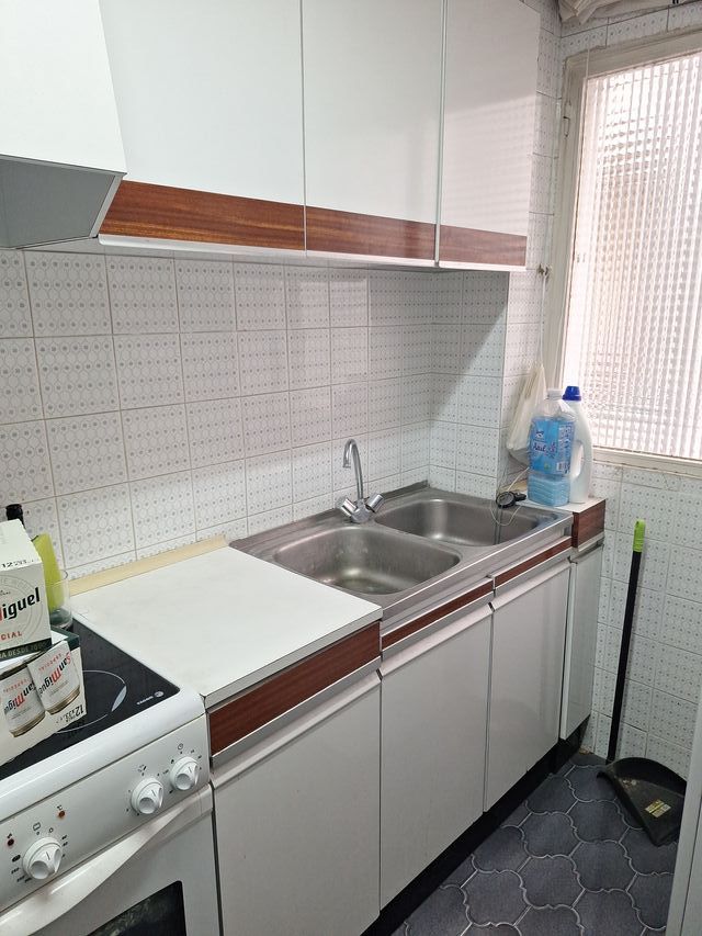 Muebles de cocina blancos y madera