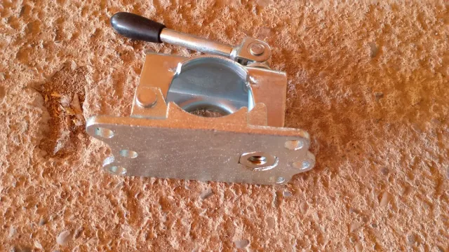 Abrazadera jockey reforzada