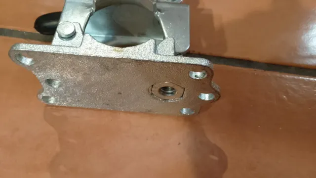 Abrazadera jockey reforzada