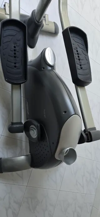 Elíptica gris y negra