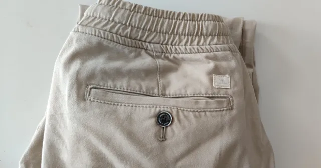 Pantalón chino casual beige