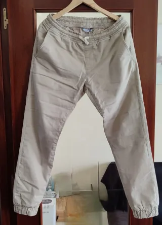 Pantalón chino casual beige