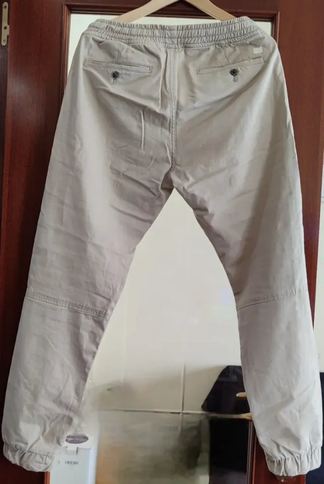Pantalón chino casual beige