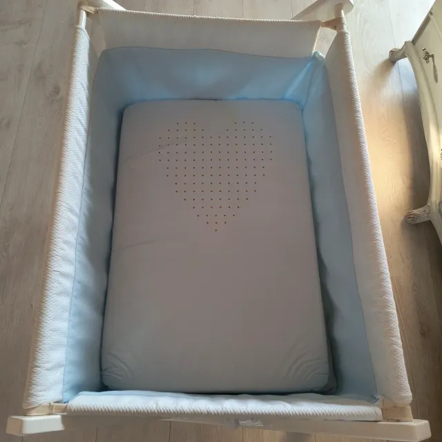 Minicuna con ruedas, colchón antiahogo y extras