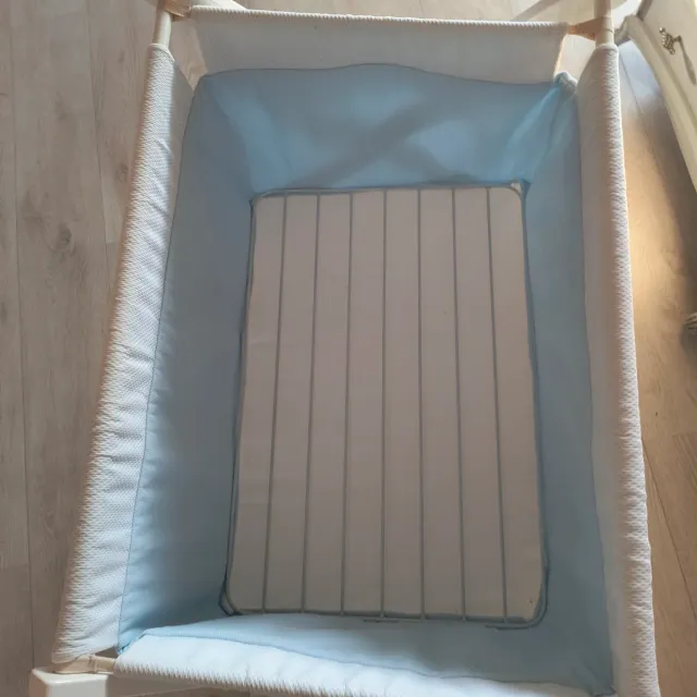 Minicuna con ruedas, colchón antiahogo y extras