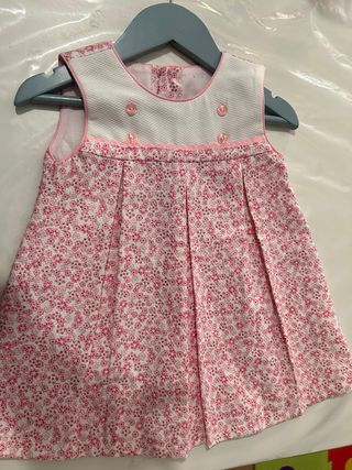 Ropón de bebé y juguetes