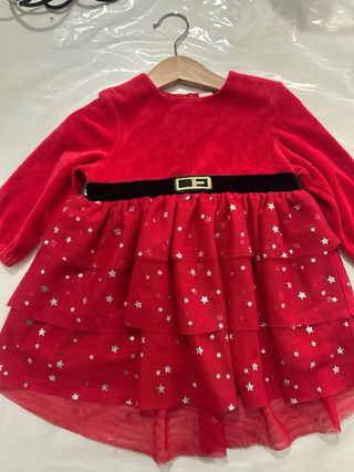 Ropón de bebé y juguetes