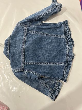 Ropón de bebé y juguetes