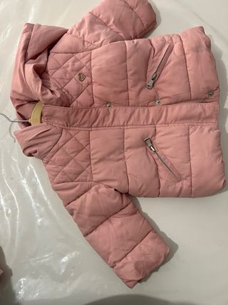 Ropón de bebé y juguetes