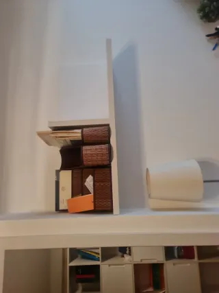 Estantería modular blanca y madera