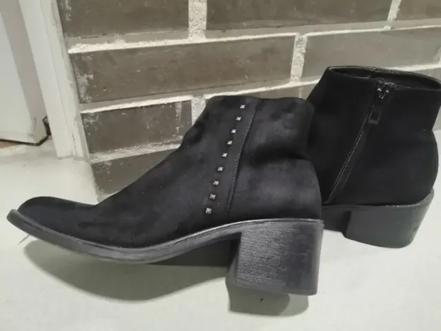 Botines negros con tachuelas