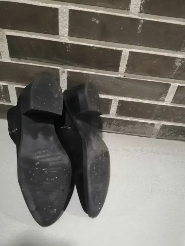 Botines negros con tachuelas