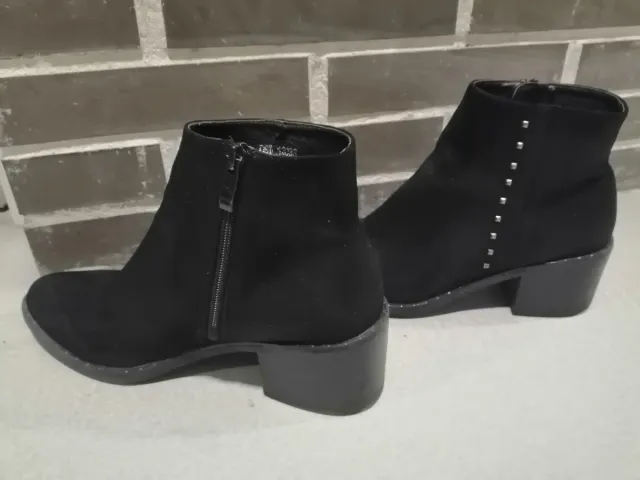 Botines negros con tachuelas