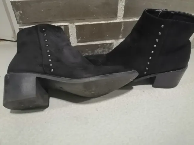 Botines negros con tachuelas