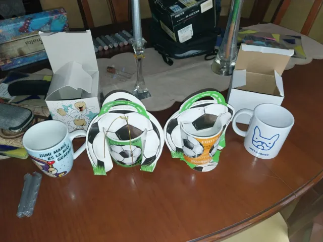 Tazas de cerámica y plástico