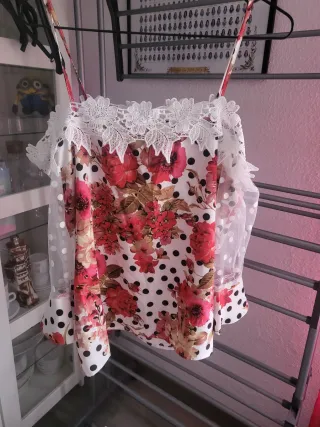 Blusa floral con lunares y encaje