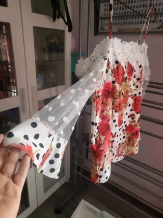 Blusa floral con lunares y encaje